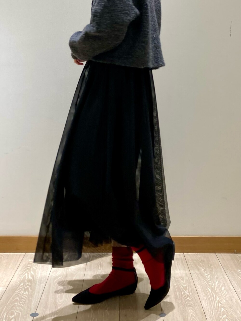 ブラック系のワンピース、ブラック系のショルダーバッグを着用したレディースの冬コーディネートの5枚目の写真