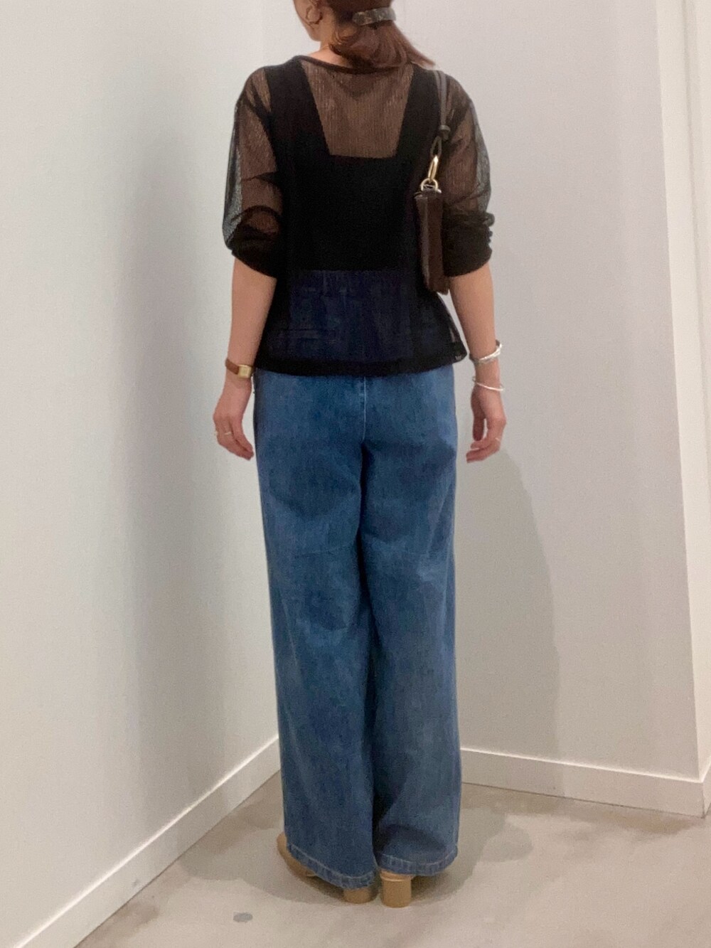 ブラック系のカーディガン/ボレロ、ブルー系のその他パンツ、ブラウン系のショルダーバッグを着用したレディースの夏コーディネートの4枚目の写真