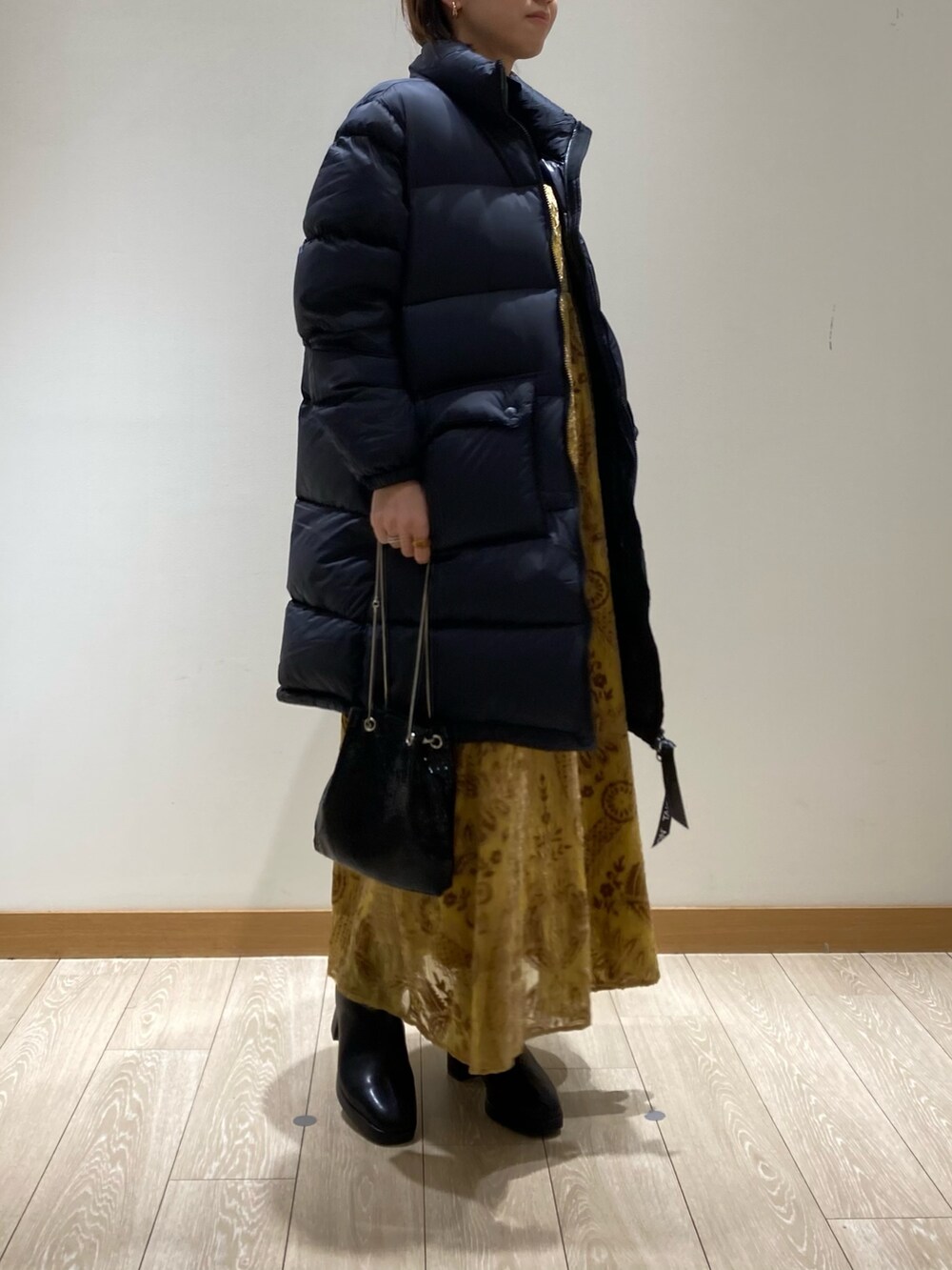 「コート、きれいめカジュアル、冬コーデ、タートルネック、ブーツ、ワンピース、冬アウター、お出かけコーデ、あったかコーデ、休日コーデ、冬服、ワンピーススタイル、低身長、TAION、ダウン」｜「fredy emueの【オケージョン対応】ベロアオパールキャミワンピース（ワンピース、イエロー系）」を使った、ishiさん（レディース・154cm）の秋コーディネートの2枚目の写真