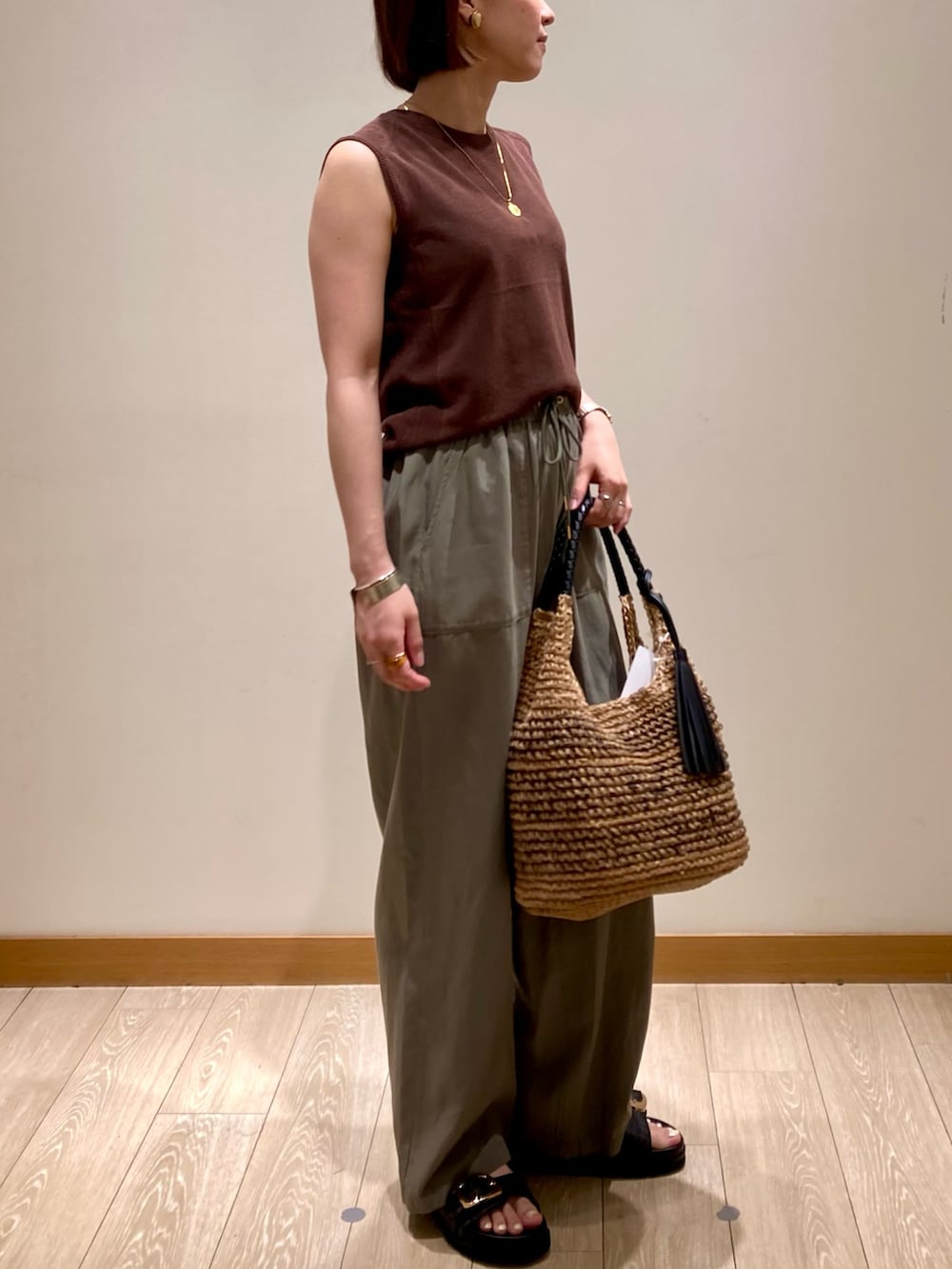 「ノースリーブ、夏コーデ、サンダル、お出かけコーデ、休日スタイル、楽チンコーデ、パンツスタイル、イージーパンツ、ブラウン、ニット、カーキ、低身長、かごバッグ、着回しコーデ、コインネックレス」|「fredy emueのタッセル付きラメペーパーカゴバッグ(かごバッグ、ブラウン系)」を使った、ishiさん(レディース・154cm)の夏コーディネートの3枚目の写真
