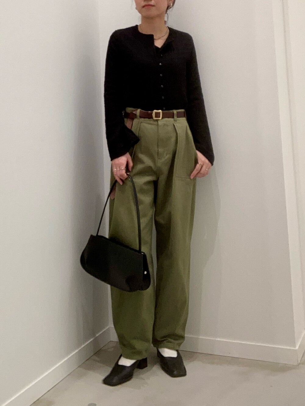 ブラック系のTシャツ/カットソー、ブラック系のショルダーバッグ、シルバー系のネックレスを着用したレディースの春コーディネートの2枚目の写真