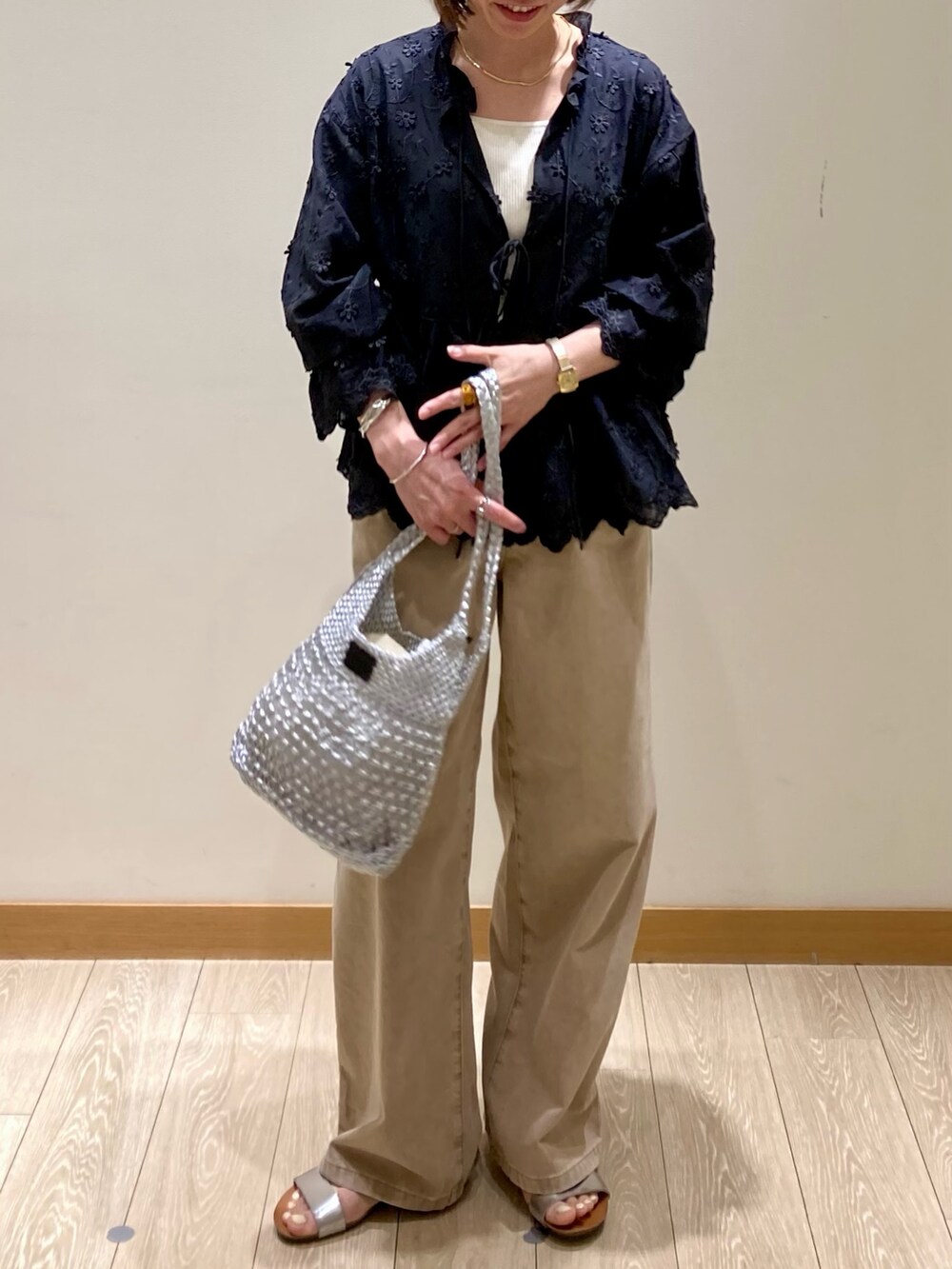 「ワイドパンツ、デニム、お出かけコーデ、低身長コーデ、レイヤードスタイル、シンプルスタイル、夏ファッション、カジュアルスタイル、パンツコーデ、春夏コーデ、ブラックコーデ、パンツスタイル、デニムパンツ、レース、ベージュ」｜「fredy emueのブリーチデニム５ポケイージーパンツ（デニムパンツ、ベージュ系）」を使った、ishiさん（レディース・154cm）の春コーディネートの8枚目の写真