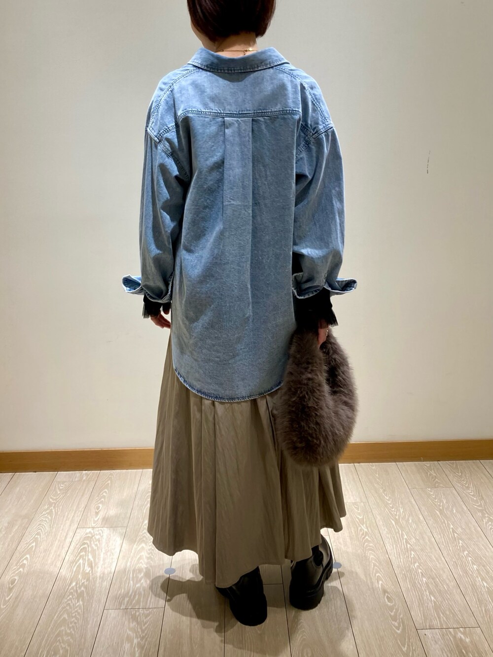 ベージュ系のスカート、ブルー系のシャツ/ブラウス、ブラック系のTシャツ/カットソーを着用したレディースの秋コーディネートの6枚目の写真