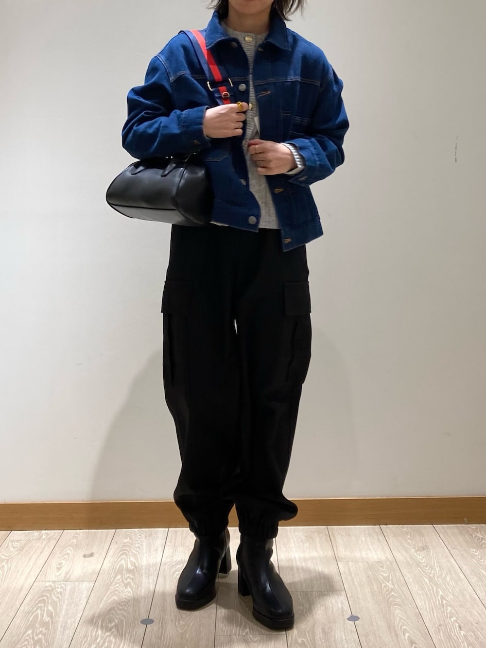 「ショルダーバッグ、ブーツ、ニット、休日スタイル、カーディガン、GEVACO、Gジャン、カーゴパンツ、パンツスタイル、ブラック、グレー、ケーブルニット、低身長」｜「fredy emueのウールライクイージーカーゴパンツ（カーゴパンツ、ブラック系）」を使った、ishiさん（レディース・154cm）の冬コーディネートの2枚目の写真