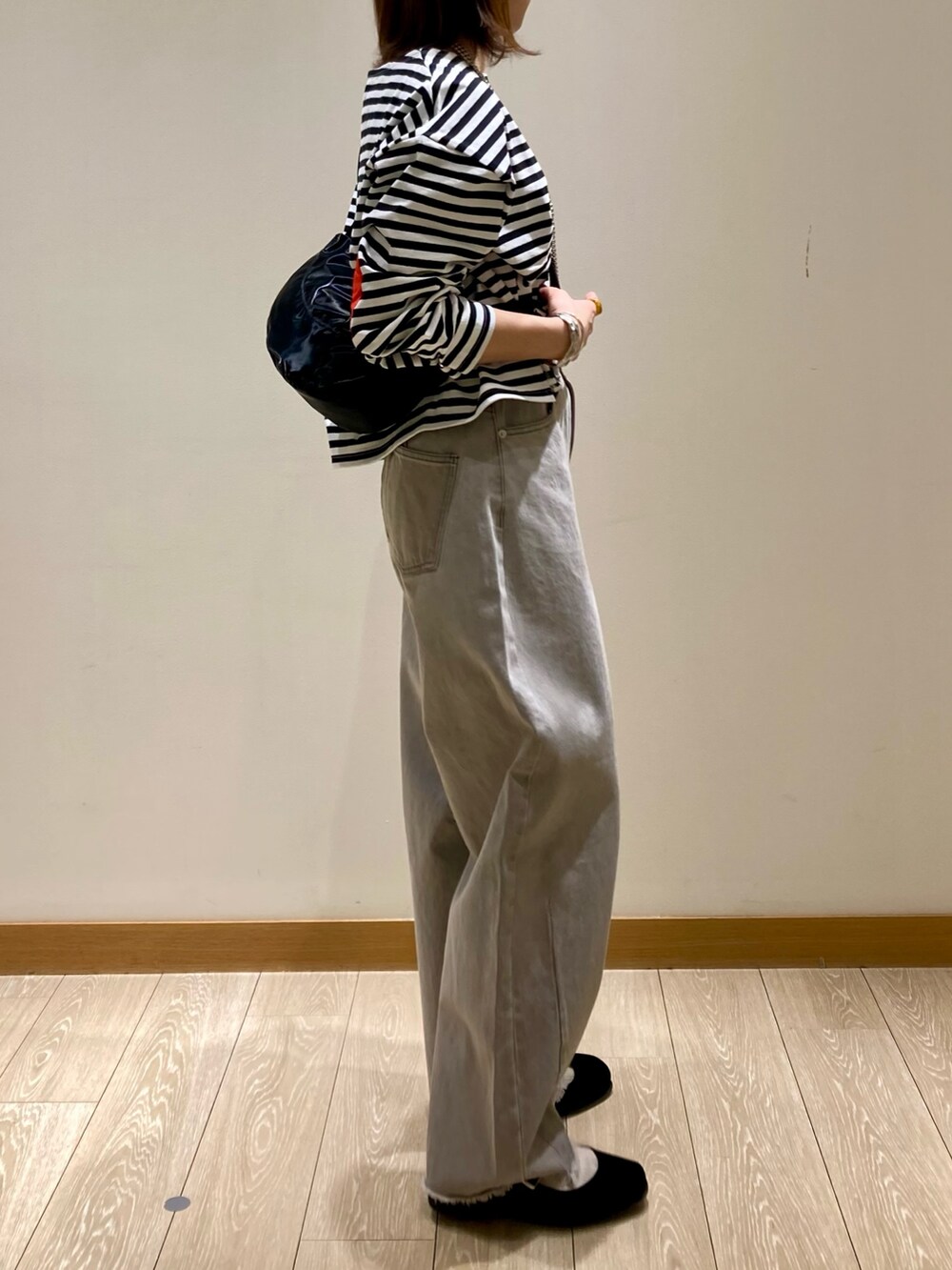 「ボーダー、休日スタイル、春服、デニム、150cm台コーデ、大人かわいい、パンツスタイル、カーブパンツ、ハート、カットソー、ショルダーバッグ、低身長、着回しコーデ、ブラック、ロングネックレス」｜「fredy emueのボーダーハートパッチプルオーバー（Tシャツ/カットソー、ブラック系）」を使った、ishiさん（レディース・154cm）の春コーディネートの5枚目の写真