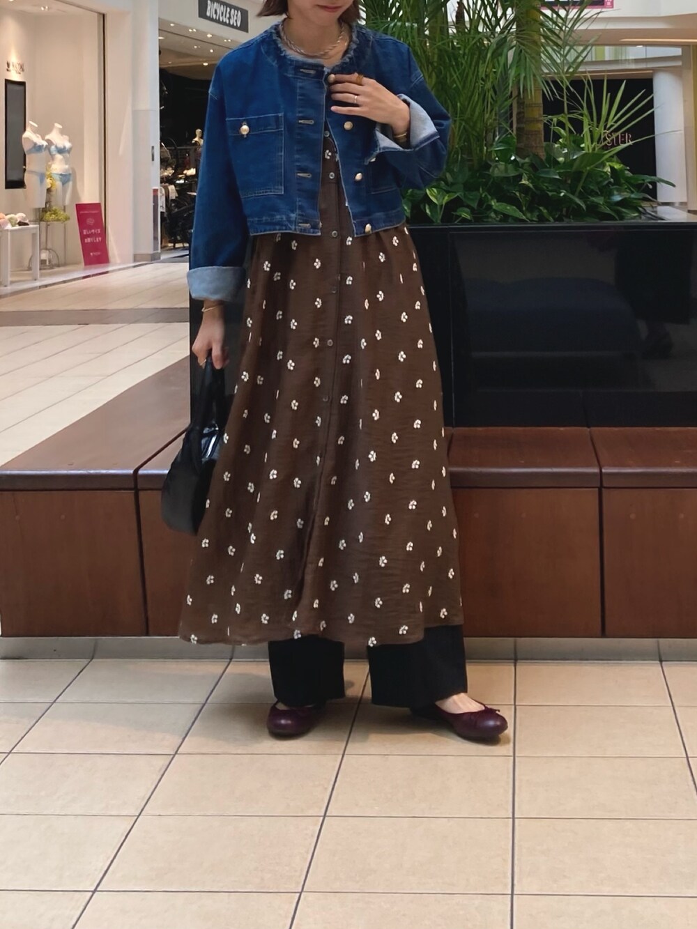 「秋服準備はじめました、ワンピース、ブラウン、休日コーデ、秋、オトナカジュアル、ママファッション、デニム、ブルゾン、刺繍、ワイドパンツ」｜「fredy emueのシアー楊柳刺繍前開きワンピース（ぺチOP付き）（ワンピース、ブラウン系）」を使った、ishiさん（レディース・154cm）の夏コーディネートの2枚目の写真