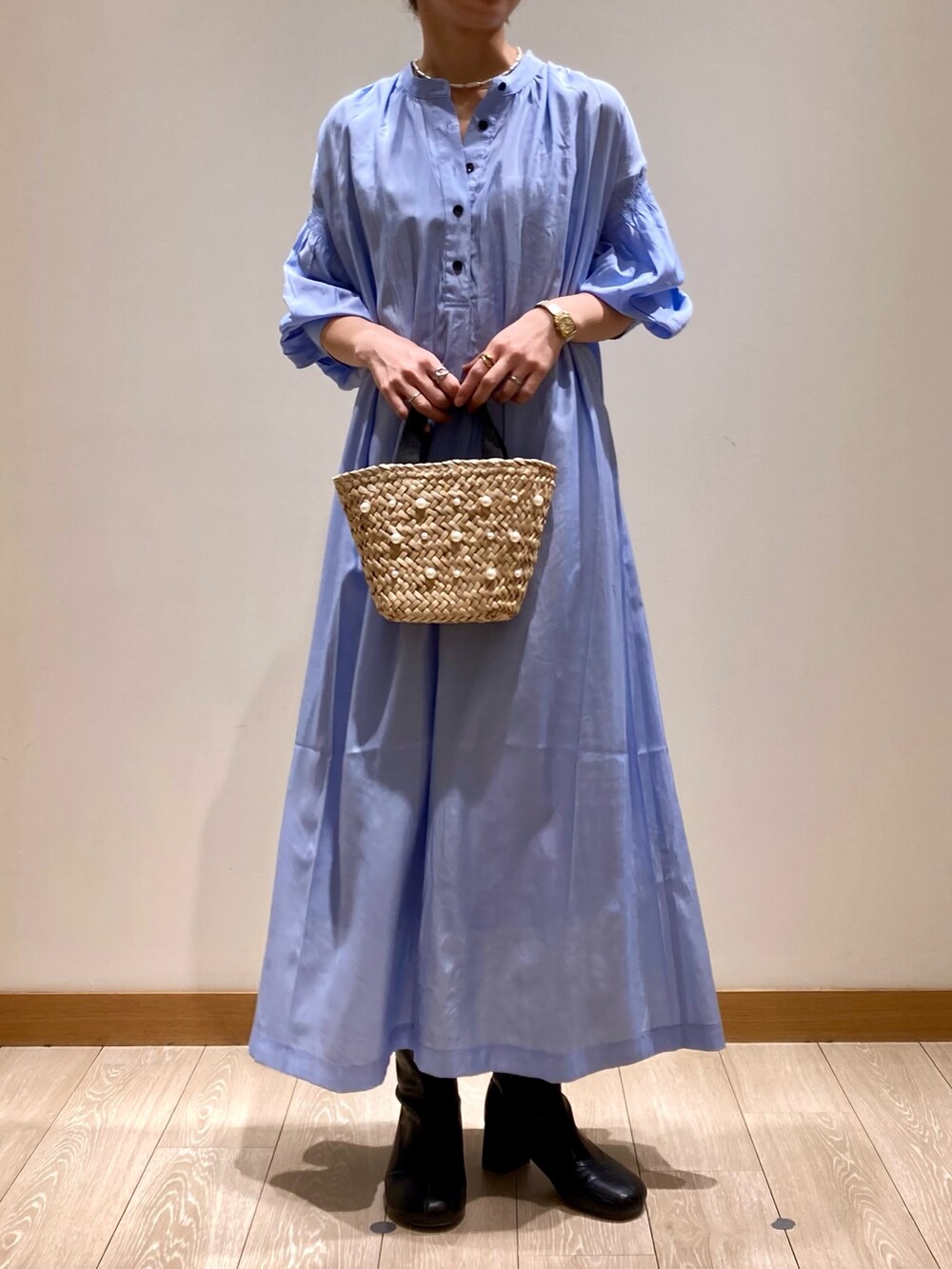 ブルー系のワンピース、ホワイト系のトートバッグ、ゴールド系のネックレスを着用したレディースの春コーディネートの8枚目の写真