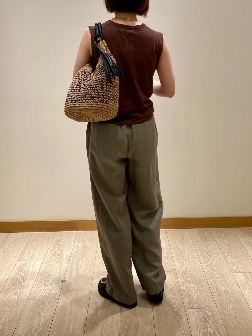 「ノースリーブ、夏コーデ、サンダル、お出かけコーデ、休日スタイル、楽チンコーデ、パンツスタイル、イージーパンツ、ブラウン、ニット、カーキ、低身長、かごバッグ、着回しコーデ、コインネックレス」|「fredy emueのタッセル付きラメペーパーカゴバッグ(かごバッグ、ブラウン系)」を使った、ishiさん(レディース・154cm)の夏コーディネートの6枚目の写真
