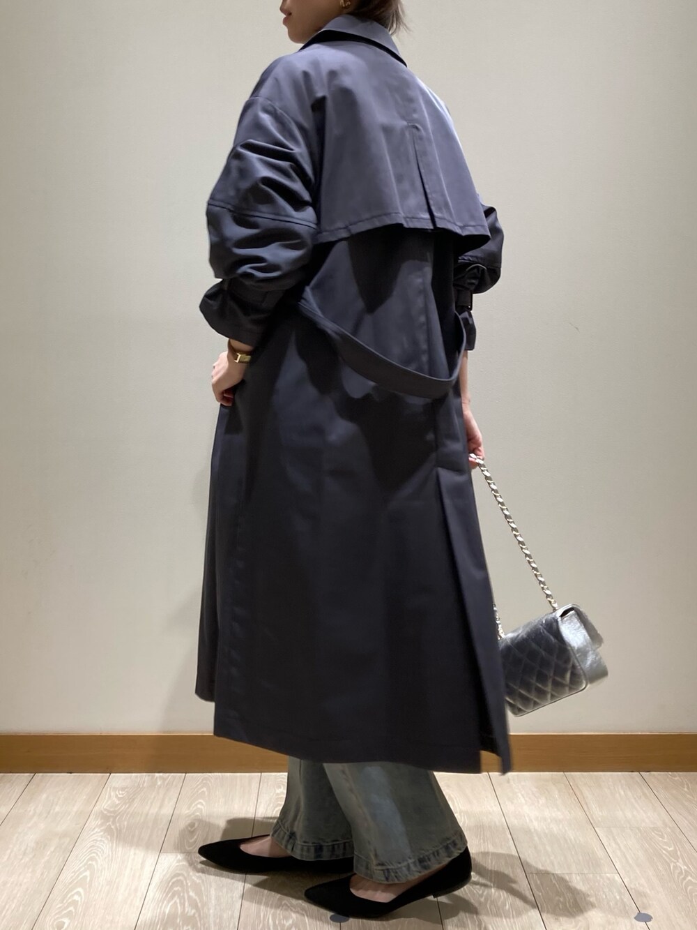 「ショルダーバッグ、シンプルコーデ、休日スタイル、デニム、トレンチコート、グレー、お出かけコーデ、きれいめカジュアル、低身長コーデ、デニムパンツ、春コーデ、ボリューム袖、ロンT、シルバー、着回しコーデ」｜「fredy emueの袖ボリュームトレンチコート（トレンチコート、グレー系）」を使った、ishiさん（レディース・154cm）の冬コーディネートの4枚目の写真