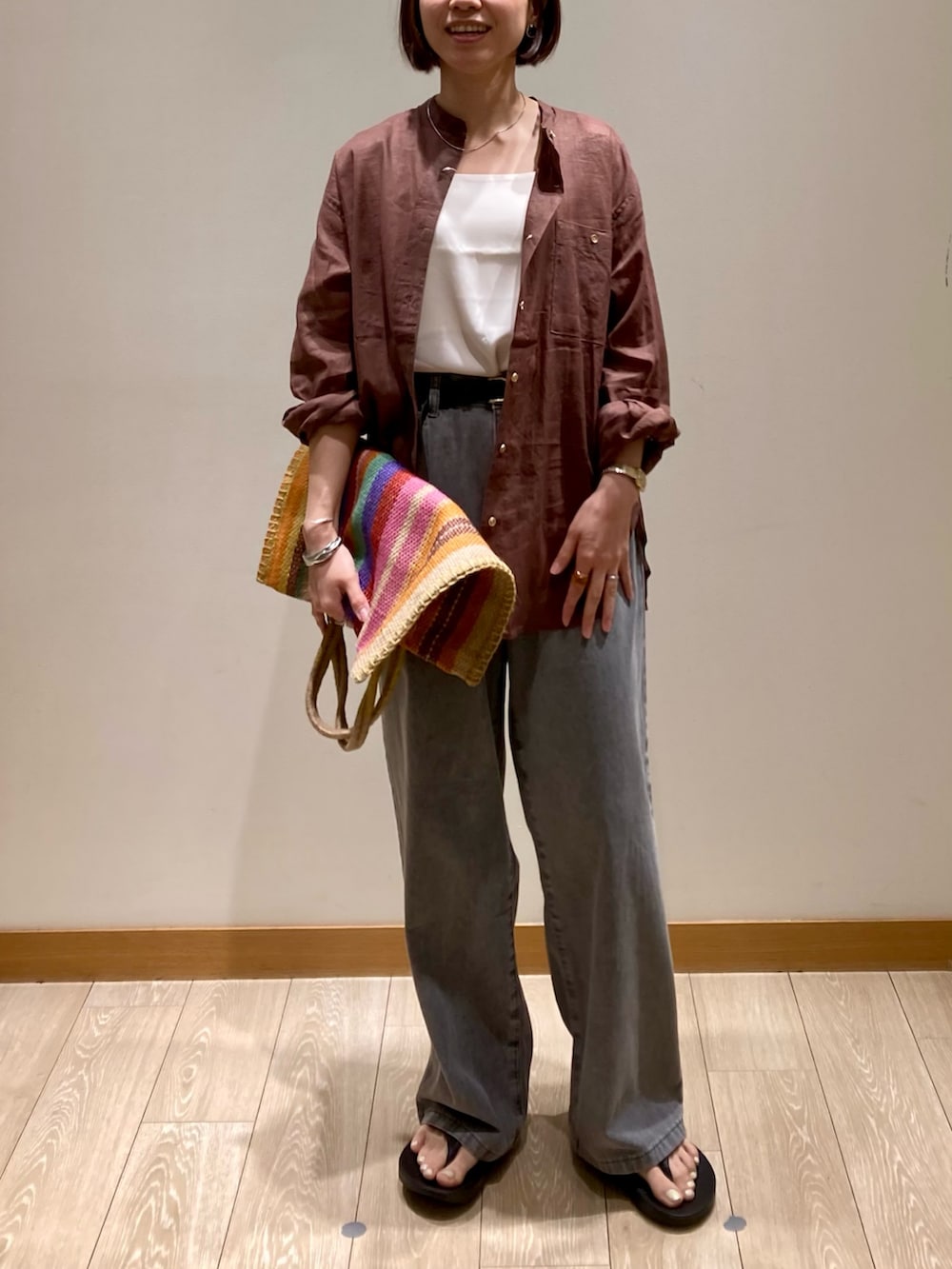 「サンダル、シャツスタイル、トートバッグ、きれいめカジュアル、夏コーデ、シンプルスタイル、ラクチンコーデ、ウーフォス、着回しコーデ、リネン、低身長、デニム、ブラック、ブラウン」｜「fredy emueのラミーバンドカラーシャツ（シャツ/ブラウス、ブラウン系）」を使った、ishiさん（レディース・154cm）の夏コーディネートの2枚目の写真