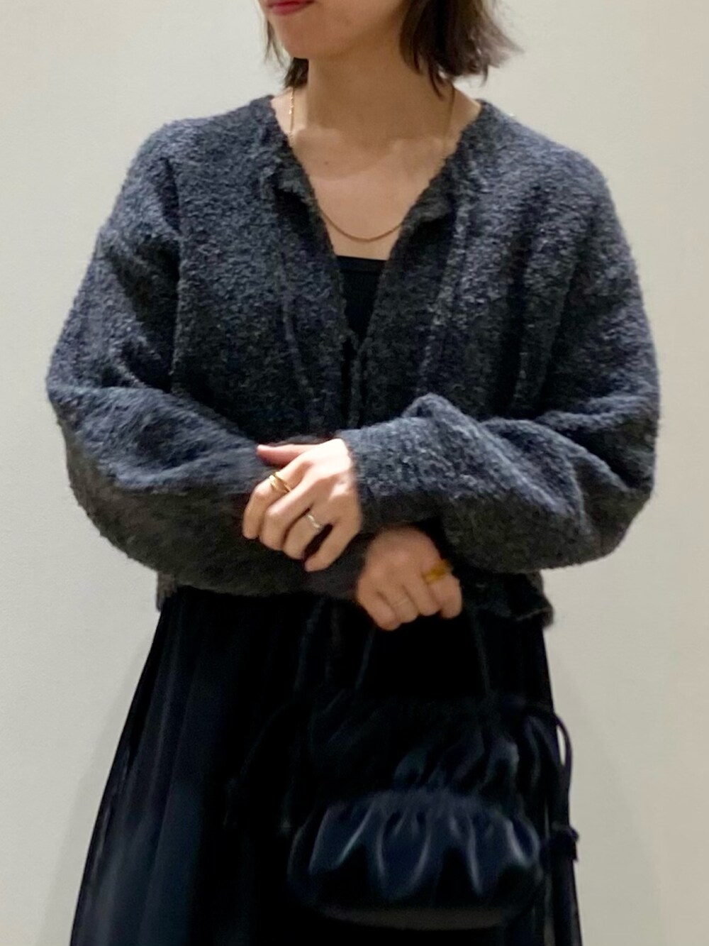 ブラック系のワンピース、ブラック系のショルダーバッグを着用したレディースの冬コーディネートの6枚目の写真