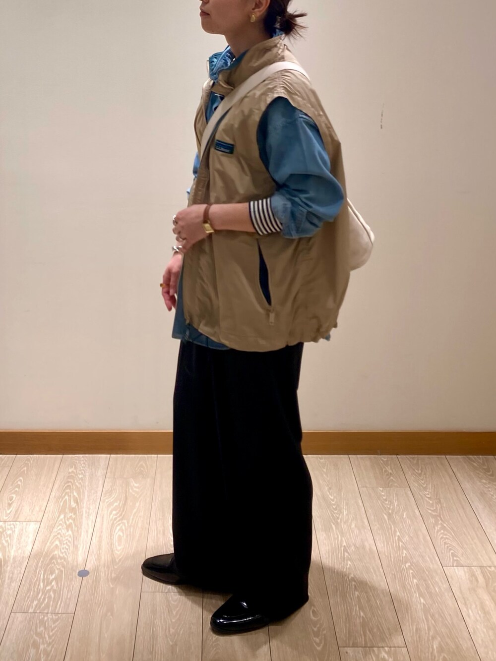 「春コーデ、大人カジュアル、休日スタイル、デニムシャツ、お出かけコーデ、ショルダーバッグ、パンツコーデ、シャツスタイル、スラックス、おでかけコーデ、ベージュ、デニム、着回しコーデ、低身長、ベスト」|「fredy emueのデニムBASICシャツ(シャツ/ブラウス、ブルー系)」を使った、ishiさん(レディース・154cm)の春コーディネートの8枚目の写真