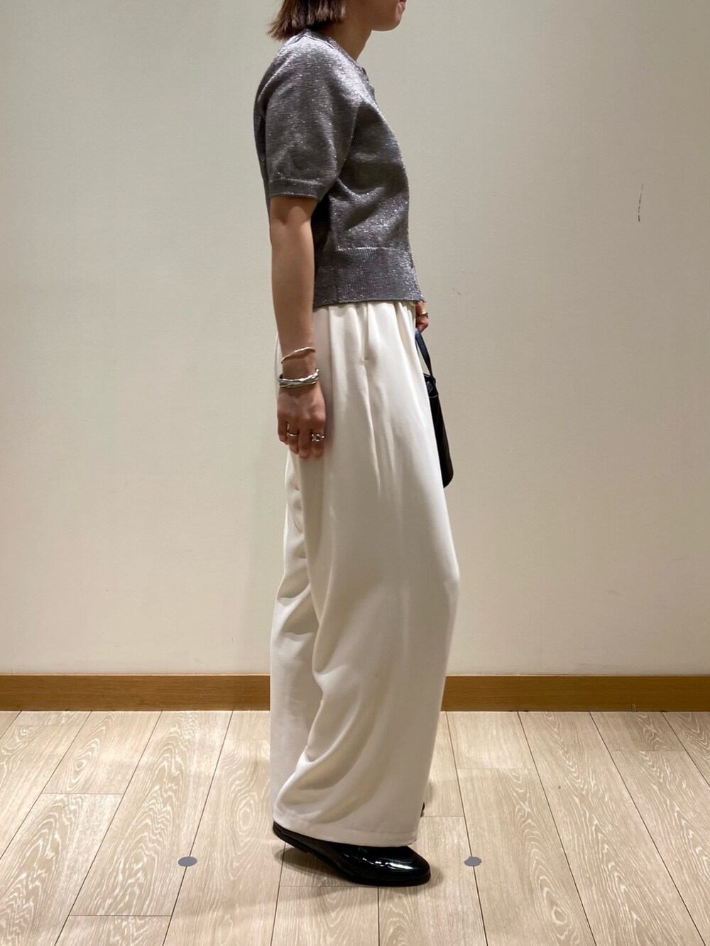 ホワイト系のその他パンツ、ブラック系のショルダーバッグ、グレー系のニット/セーターを着用したレディースの秋コーディネートの3枚目の写真