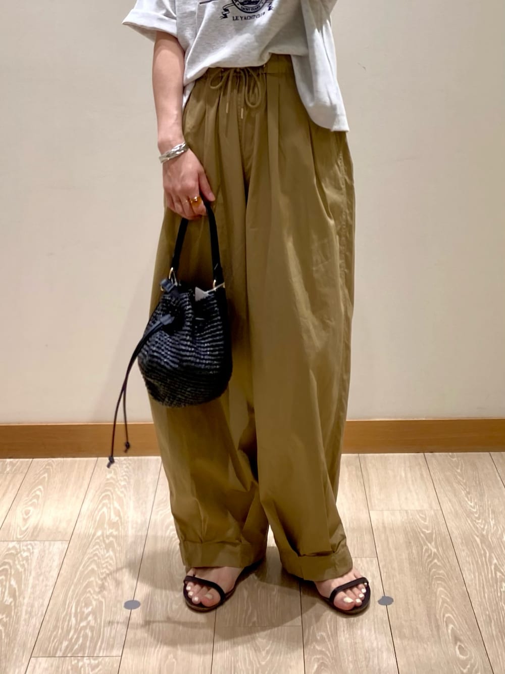 「サンダル、夏コーデ、お出かけコーデ、パンツコーデ、夏服コーデ、ラクチンコーデ、シンプルカジュアル、シンプル、サーカスパンツ、ベージュ、ベージュパンツ、体型カバー、パンツスタイル、ミリタリー、Tシャツ」｜「fredy emueのPPラフィア巾着2WAYショルダーバッグ（かごバッグ、ブラック系）」を使った、ishiさん（レディース・154cm）の夏コーディネートの10枚目の写真