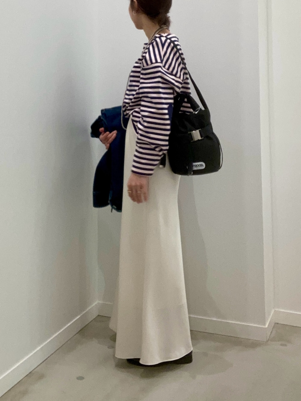 ブルー系のTシャツ/カットソー、ブルー系のデニムジャケット、ホワイト系のスカートを着用したレディースの冬コーディネートの5枚目の写真