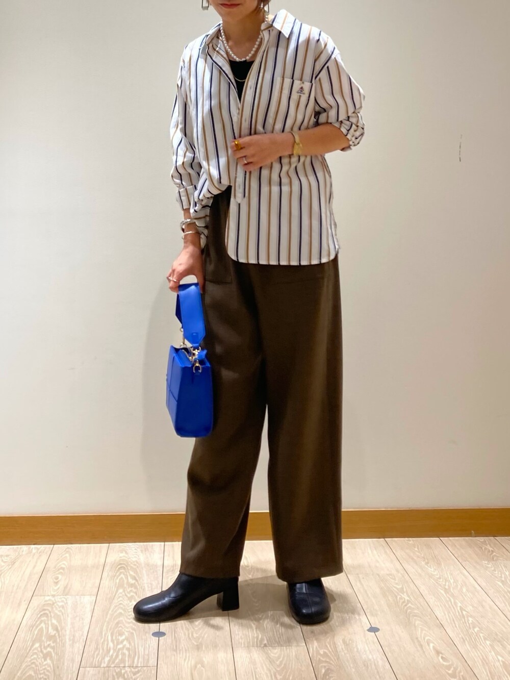 「秋服準備はじめました、ブラウン、きれいめカジュアル、お出かけコーデ、オトナ女子、休日スタイル、パンツコーデ、パンツスタイル、秋、シャツスタイル、GEVACO、ストライプ、ワイドパンツ」｜「fredy emueのウールライクシャーク セミワイドパンツ（その他パンツ、ブラウン系）」を使った、ishiさん（レディース・154cm）の夏コーディネートの2枚目の写真