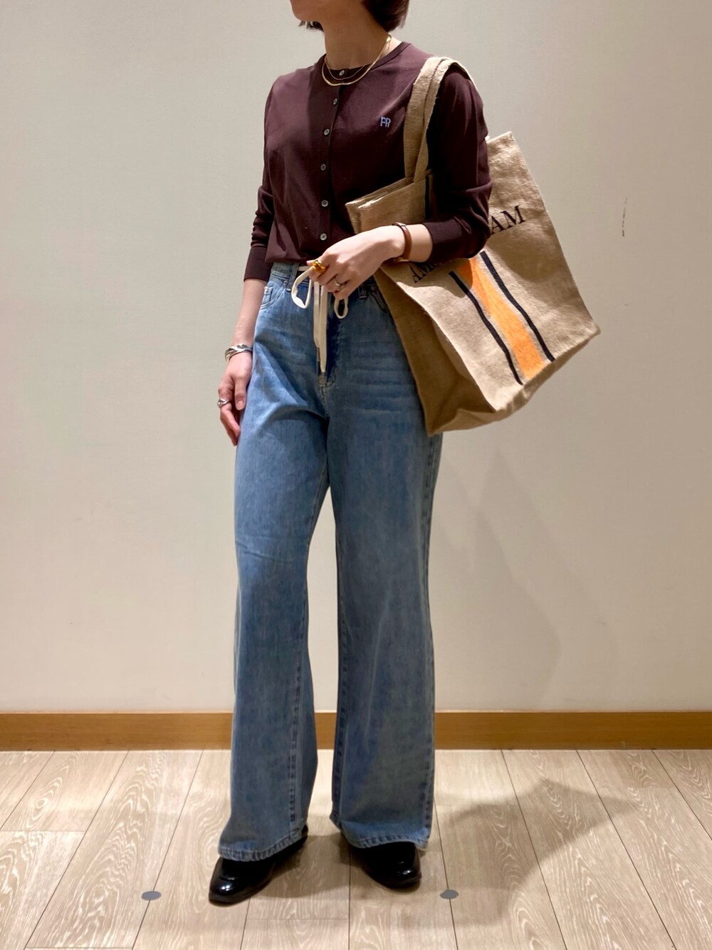 「ワイドパンツ、シンプルコーデ、きれいめカジュアル、休日スタイル、デニム、シアートップス、お出かけコーデ、低身長コーデ、デートコーデ、オトナカジュアル、カーディガン、ブラウン、パンツスタイル、夏コーデ、着回しコーデ」｜「fredy emueのドロストセミワイドデニムパンツ（デニムパンツ、ブルー系）」を使った、ishiさん（レディース・154cm）の春コーディネートの8枚目の写真
