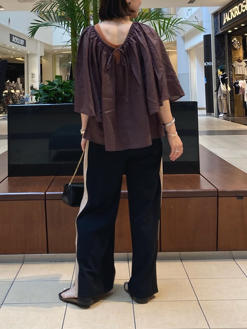 ブラック系のその他パンツ、ブラウン系のシャツ/ブラウス、ブラック系のショルダーバッグを着用したレディースの夏コーディネートの4枚目の写真