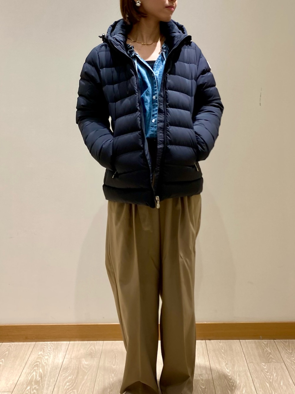 ブラック系のダウンジャケット/コート、ブルー系のシャツ/ブラウスを着用したレディースの秋コーディネートの5枚目の写真