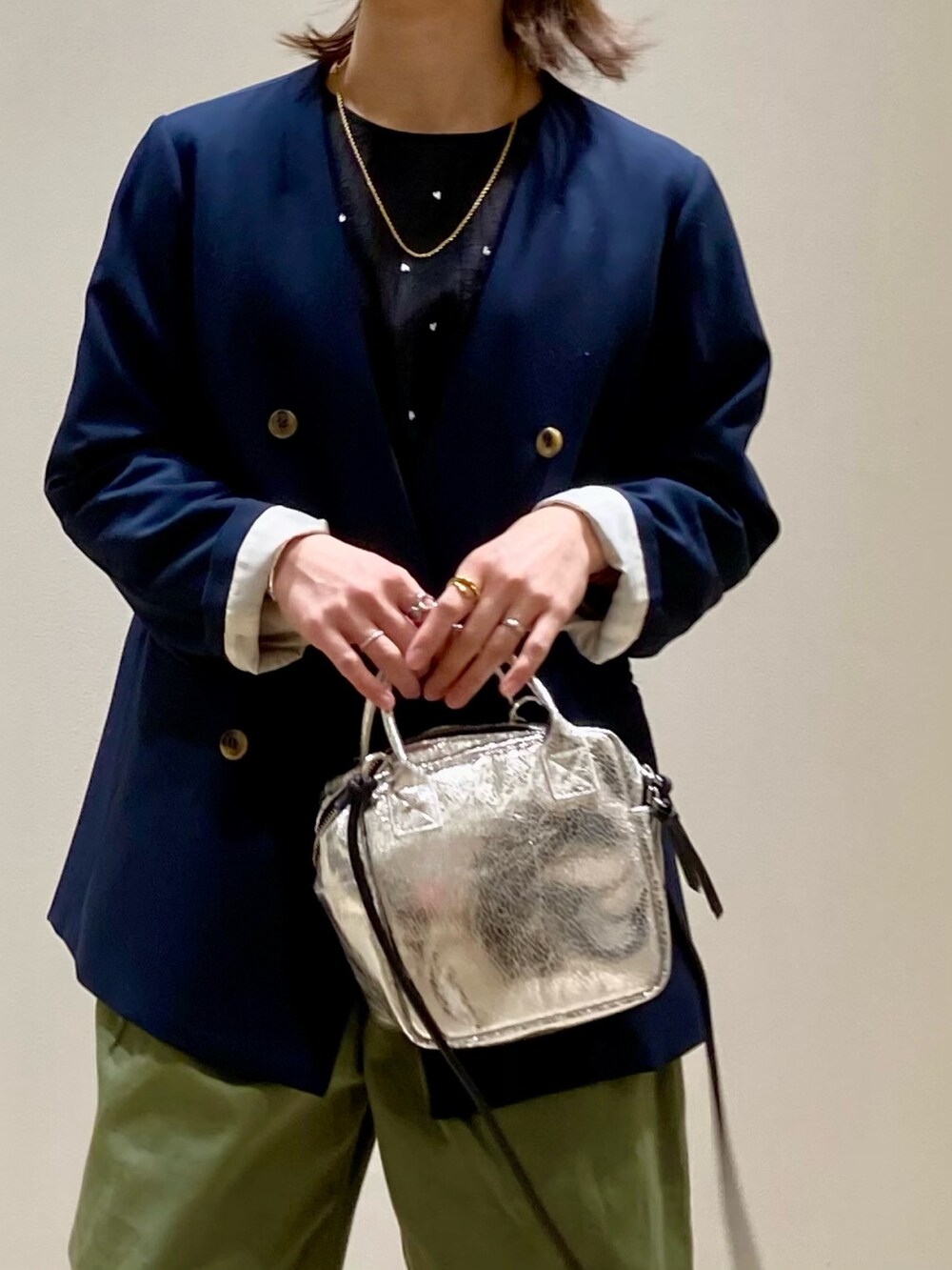 グリーン系のその他パンツ、シルバー系のバレエシューズ、シルバー系のショルダーバッグを着用したレディースの春コーディネートの9枚目の写真