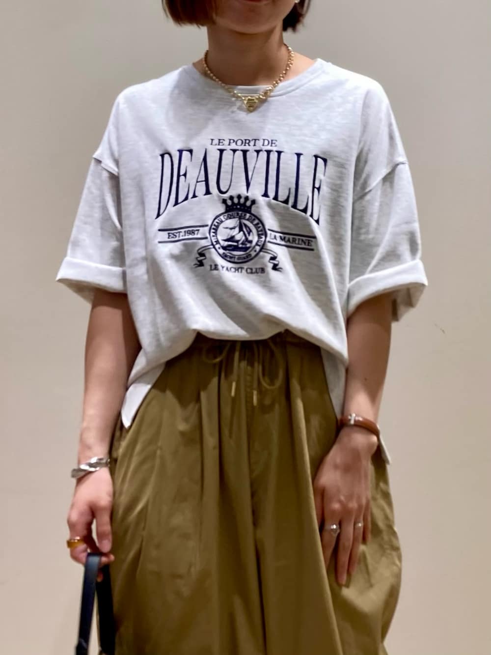 「サンダル、夏コーデ、お出かけコーデ、パンツコーデ、夏服コーデ、ラクチンコーデ、シンプルカジュアル、シンプル、サーカスパンツ、ベージュ、ベージュパンツ、体型カバー、パンツスタイル、ミリタリー、Tシャツ」｜「fredy emueのPPラフィア巾着2WAYショルダーバッグ（かごバッグ、ブラック系）」を使った、ishiさん（レディース・154cm）の夏コーディネートの9枚目の写真
