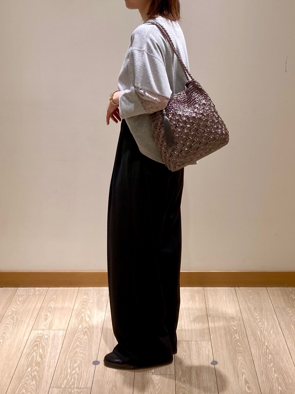 「大人カジュアル、お出かけコーデ、春夏コーデ、シンプルコーデ、オトナカジュアル、春、ブラック、レース、プルオーバー、カットソー、グレー、バッグ、パンツスタイル、着回しコーデ、低身長」|「fredy emueのCバックルベルト(ベルト、ブラック系)」を使った、ishiさん(レディース・154cm)の春コーディネートの6枚目の写真