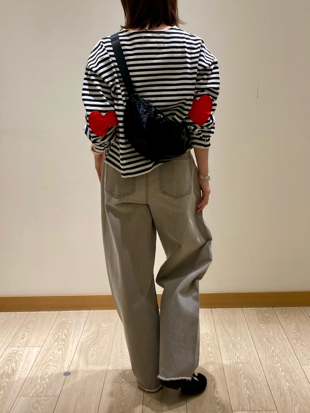 「ボーダー、休日スタイル、春服、デニム、150cm台コーデ、大人かわいい、パンツスタイル、カーブパンツ、ハート、カットソー、ショルダーバッグ、低身長、着回しコーデ、ブラック、ロングネックレス」｜「fredy emueのボーダーハートパッチプルオーバー（Tシャツ/カットソー、ブラック系）」を使った、ishiさん（レディース・154cm）の春コーディネートの7枚目の写真