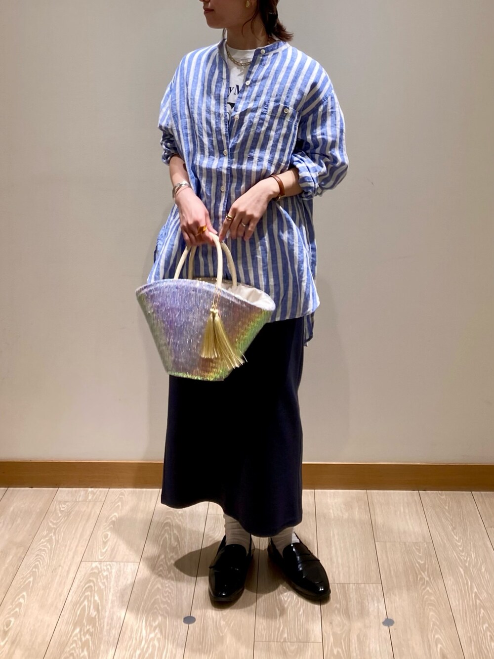 「淡色コーデ、春色、休日スタイル、大人カジュアル、シンプルスタイル、リネン、リネンシャツ、ストライプ、スカート、着回しコーデ、低身長、かごバッグ、ミッキー、Tシャツ、レイヤードスタイル」｜「fredy emueのスパンコールカゴバッグ（かごバッグ、ホワイト系）」を使った、ishiさん（レディース・154cm）の春コーディネートの3枚目の写真