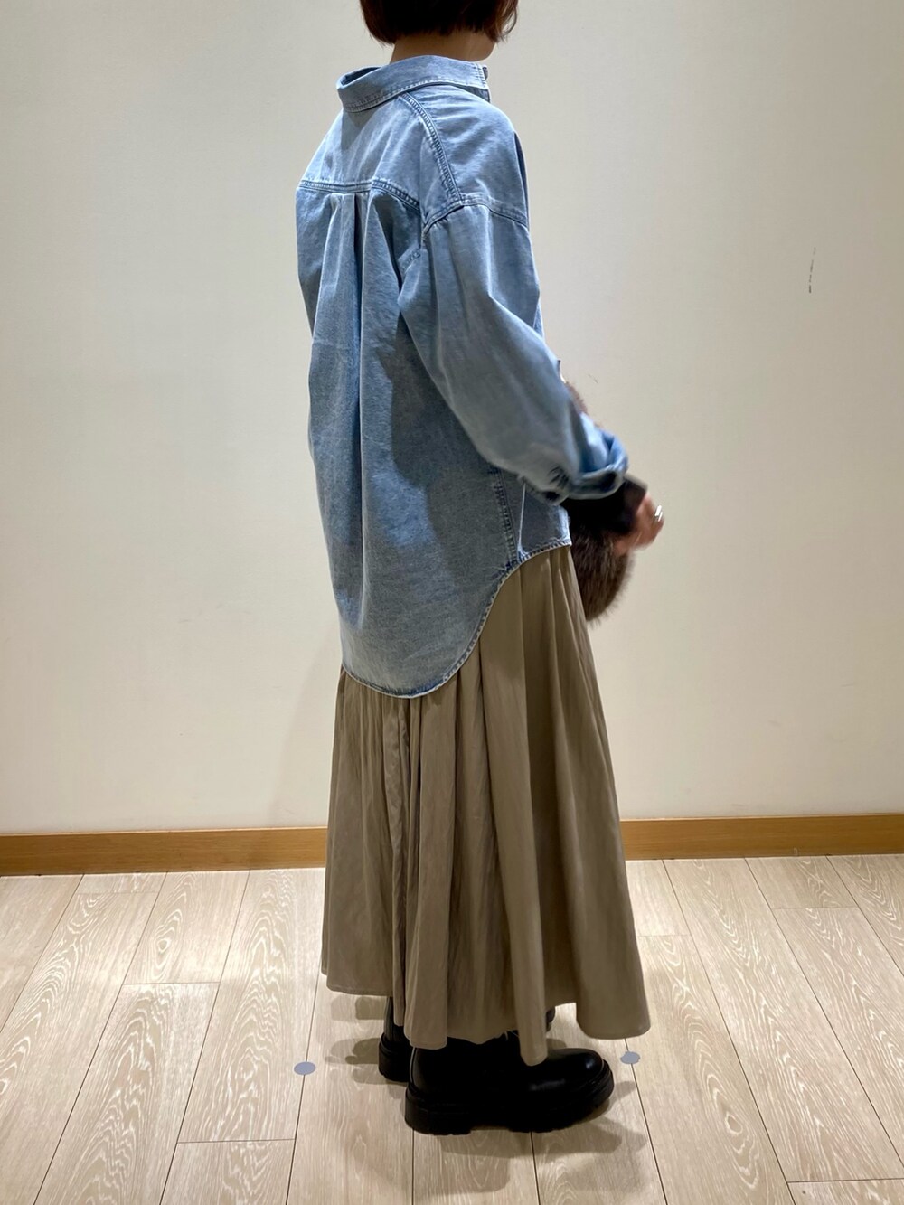 ベージュ系のスカート、ブルー系のシャツ/ブラウス、ブラック系のTシャツ/カットソーを着用したレディースの秋コーディネートの4枚目の写真