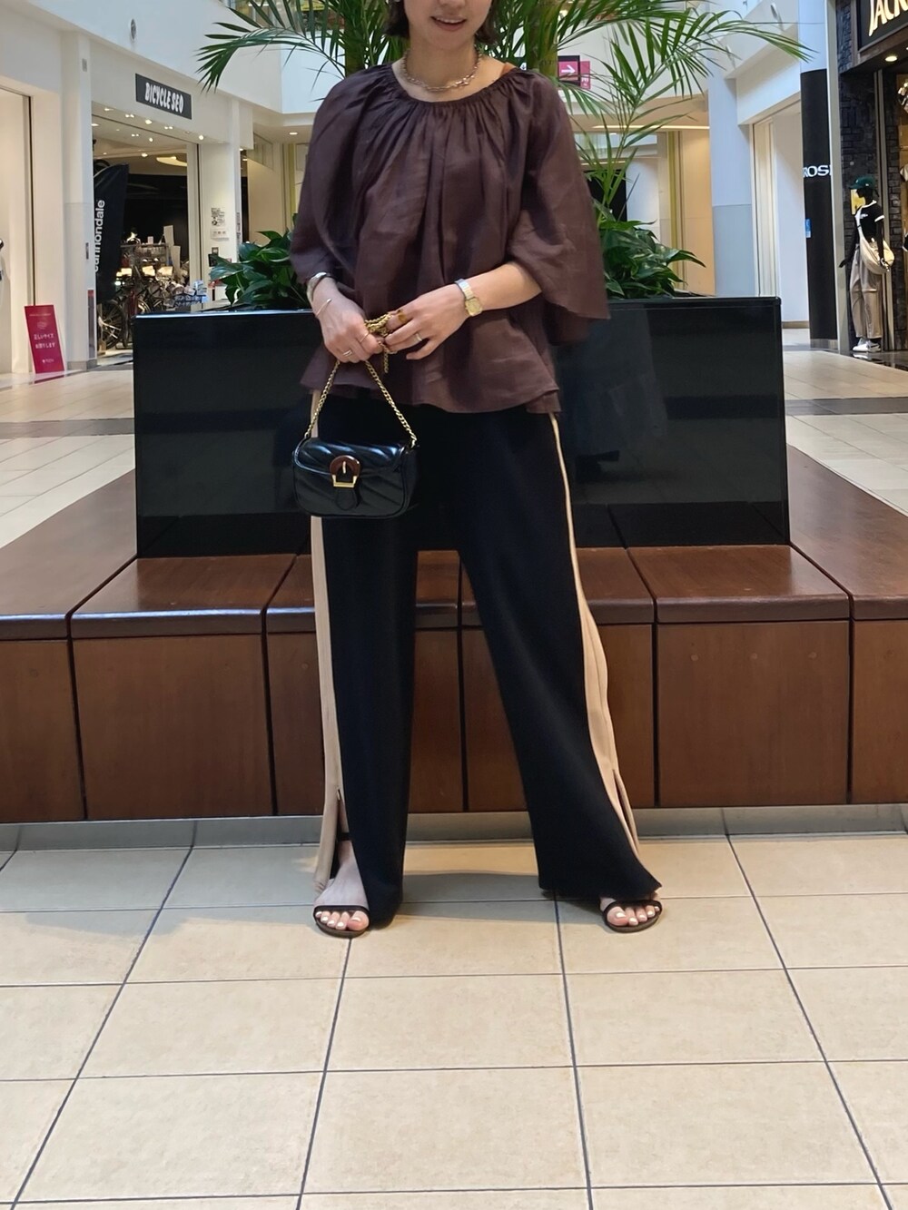ブラック系のその他パンツ、ブラウン系のシャツ/ブラウス、ブラック系のショルダーバッグを着用したレディースの夏コーディネートの7枚目の写真