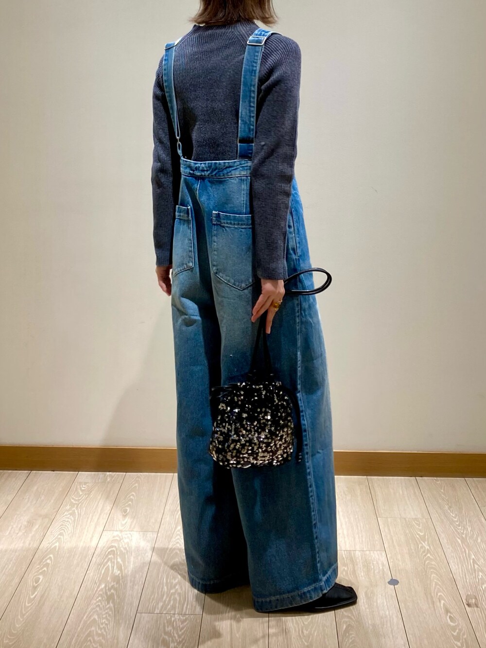 「カジュアルスタイル、ラフコーデ、ニットコーデ、デニム、デニムコーデ、オールインワン、サロペット、着回しコーデ、低身長、リブニット、ハイネック、シンプルコーデ、シンプルスタイル、パンツスタイル」｜「fredy emueのデニムオールインワン（つなぎ/オールインワン、ブルー系）」を使った、ishiさん（レディース・154cm）の冬コーディネートの4枚目の写真