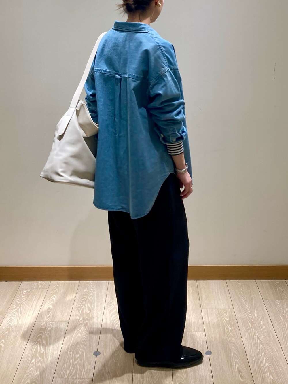 「春コーデ、休日スタイル、春服、お出かけコーデ、オトナ女子、カジュアルスタイル、ママファッション、スラックス、パンツスタイル、ボーダー、ボーダートップス、ロンT、デニム、デニムコーデ、デニムシャツ」｜「fredy emueの【maison vert /メゾンヴェール】アウトポケワンハンドルトートバッグ（ショルダーバッグ、ホワイト系）」を使った、ishiさん（レディース・154cm）の春コーディネートの5枚目の写真