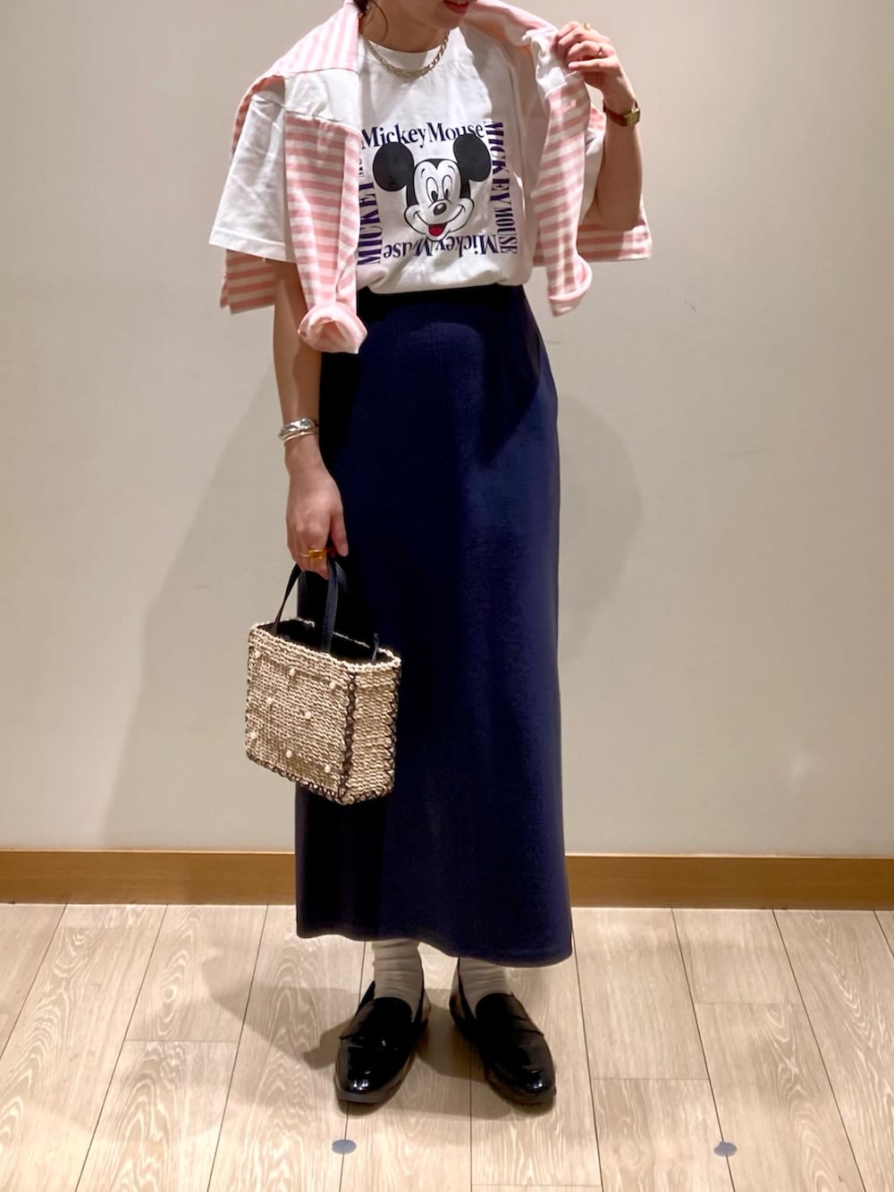 「春色、休日スタイル、ボーダー、お出かけコーデ、ボーダートップス、タイトスカート、ミッキー、スカート、Tシャツ、着回しコーデ、ピンク、かごバッグ、ディズニー、GOOD ROCK SPEED、オトナカジュアル」|「fredy emueのブークレ―ナロースカート(スカート、ブルー系)」を使った、ishiさん(レディース・154cm)の春コーディネートの2枚目の写真
