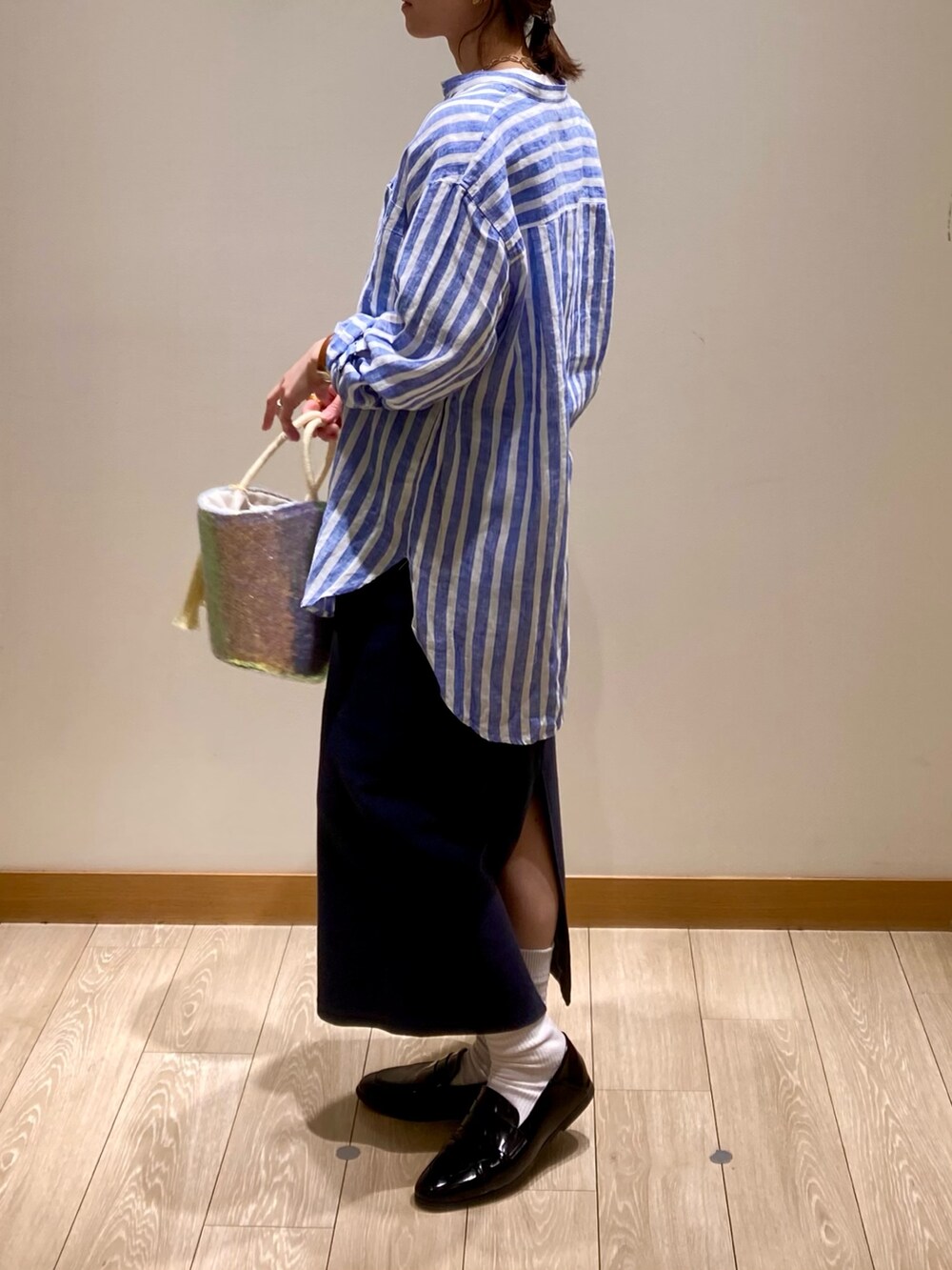 「淡色コーデ、春色、休日スタイル、大人カジュアル、シンプルスタイル、リネン、リネンシャツ、ストライプ、スカート、着回しコーデ、低身長、かごバッグ、ミッキー、Tシャツ、レイヤードスタイル」｜「fredy emueのスパンコールカゴバッグ（かごバッグ、ホワイト系）」を使った、ishiさん（レディース・154cm）の春コーディネートの6枚目の写真