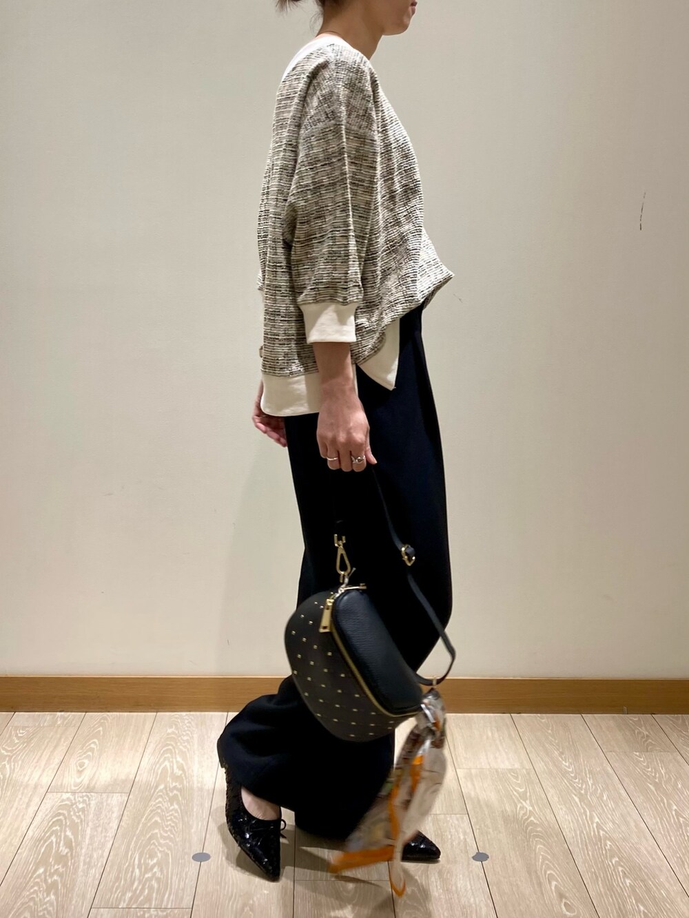 「春コーデ、春服みてみて、春、お出かけコーデ、シンプルコーデ、大人カジュアル、春色、パンツスタイル、ツイード、プルオーバー、２ＷＡＹ、着回しコーデ、スラックス、楽チンコーデ、ショート丈トップス」｜「fredy emueのホースプリントシルクスカーフ（バンダナ/スカーフ、オレンジ系）」を使った、ishiさん（レディース・154cm）の春コーディネートの3枚目の写真