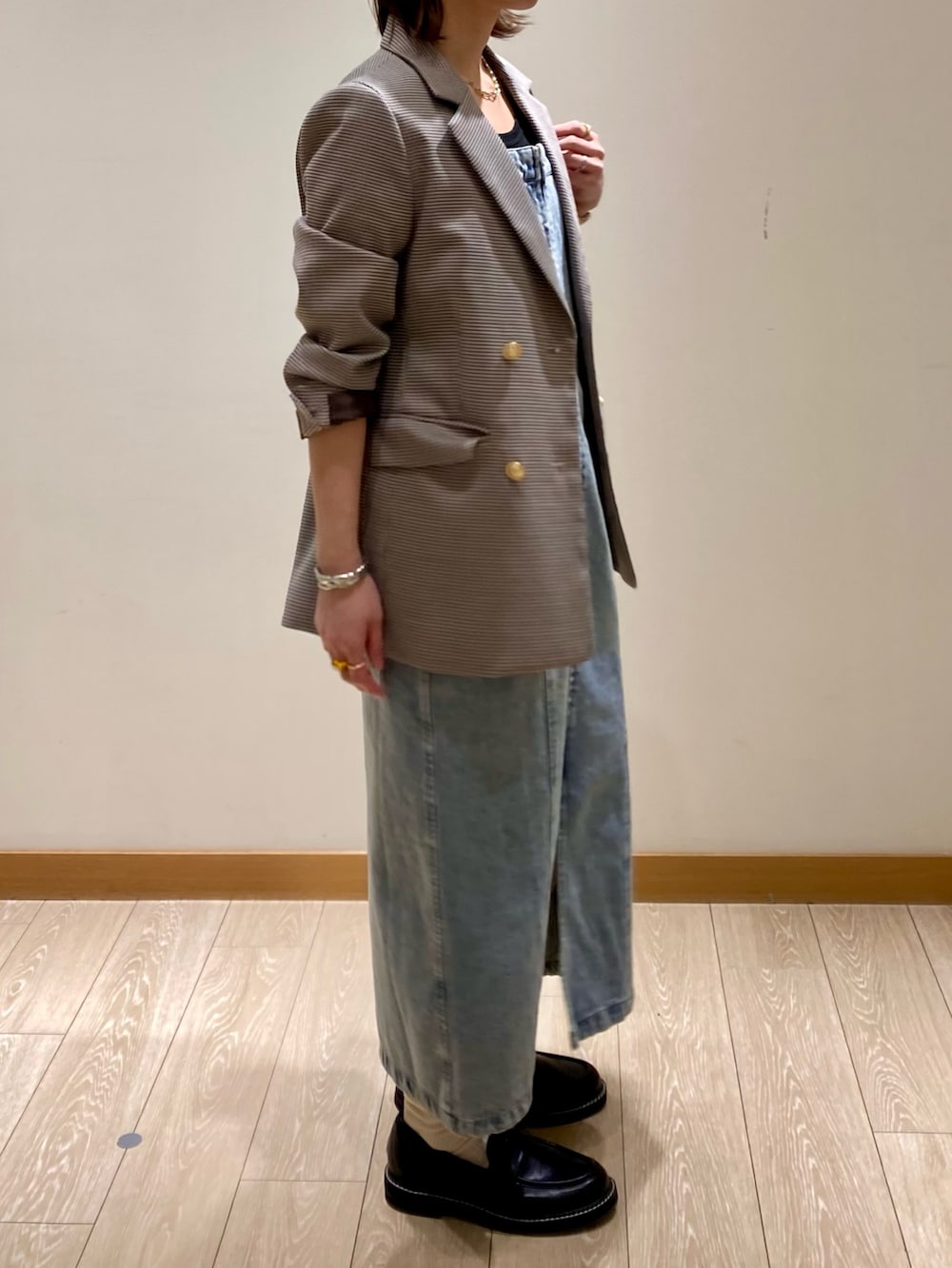 ブルー系のワンピース、ブラック系のショルダーバッグ、ブラック系のその他シューズを着用したレディースの春コーディネートの3枚目の写真