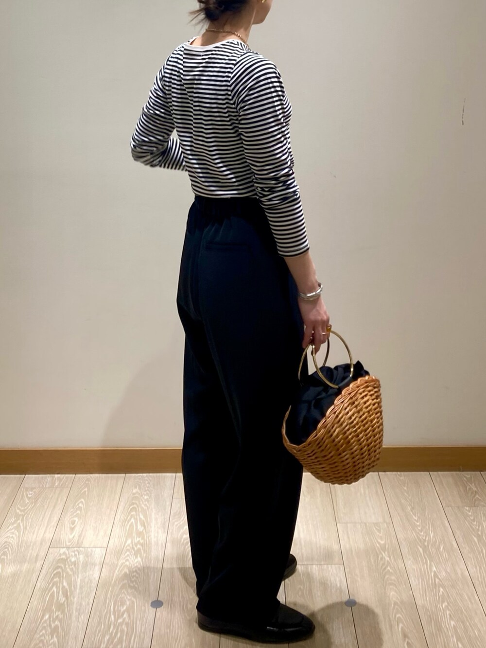 「大人カジュアル、春服コーデ、休日スタイル、ボーダー、お出かけコーデ、シアートップス、モノトーン、パンツコーデ、ワントーンコーデ、ロンT、スラックス、シンプル、低身長、着回しコーデ、定番」｜「fredy emueのハイツイストコットンコンパクトロンTシャツ（Tシャツ/カットソー、ホワイト系）」を使った、ishiさん（レディース・154cm）の春コーディネートの3枚目の写真