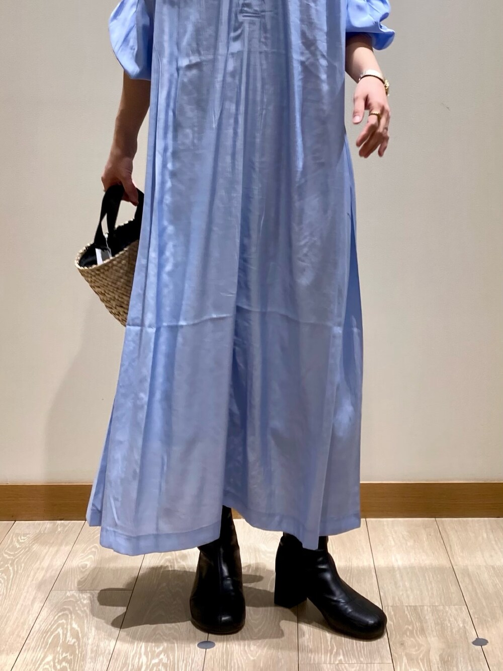 ブルー系のワンピース、ホワイト系のトートバッグ、ゴールド系のネックレスを着用したレディースの春コーディネートの10枚目の写真