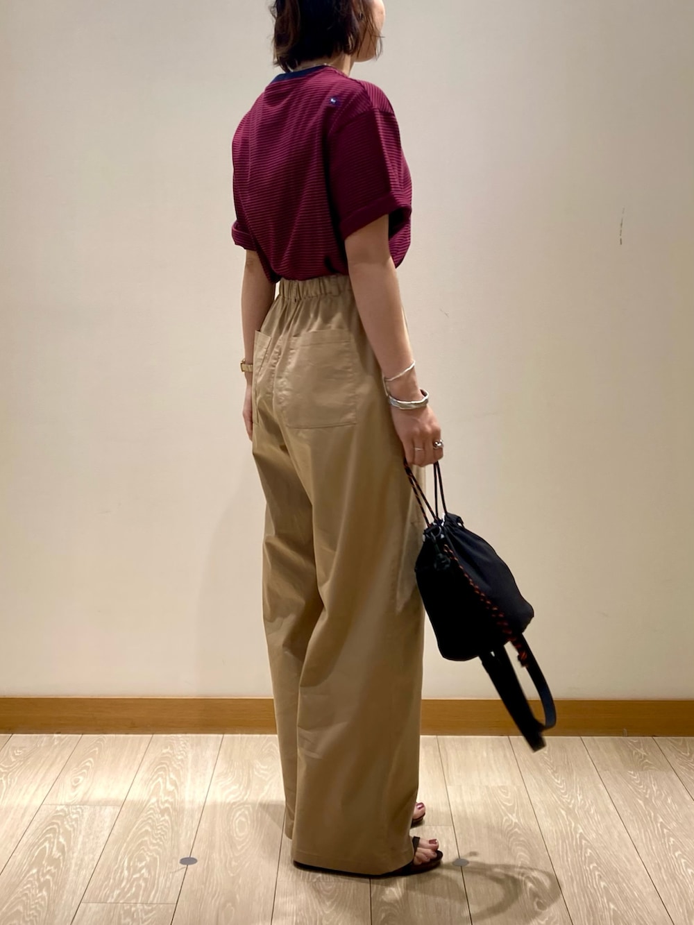 「カラーコーデ、テーマパークコーデ、シンプルコーデ、夏コーデ、お出かけコーデ、ボーダー、夏、ラクチンコーデ、ユニセックス、Tシャツ、ママコーデ、パンツスタイル、ベージュ、ベージュパンツ、MEI」｜「MEIの【MEI/メイ】イージードロストキンチャクショルダーバッグ（ショルダーバッグ、ブラック系）」を使った、ishiさん（レディース・154cm）の夏コーディネートの3枚目の写真