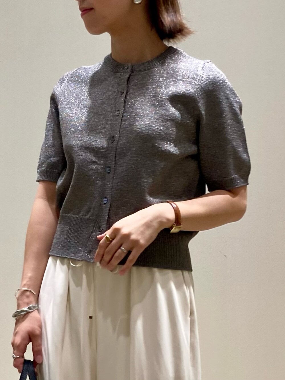 ホワイト系のその他パンツ、ブラック系のショルダーバッグ、グレー系のニット/セーターを着用したレディースの秋コーディネートの8枚目の写真