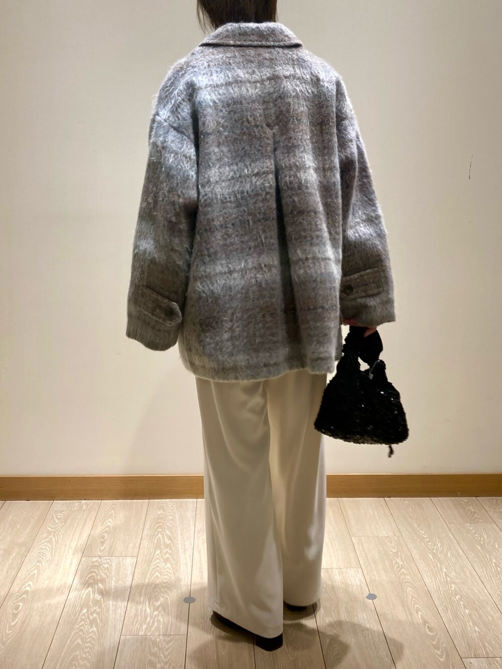 「冬コーデ、冬アウター、あったかコーデ、パンツスタイル、お出かけコーデ、きれいめカジュアル、アウターコーデ、ブーツスタイル、パンツコーデ、低身長コーデ、チェック、ホワイト、ホワイトパンツ、着回しコーデ、シャギー」｜「fredy emueのシャギーチェックステンカラーコート（ステンカラーコート、ブラック系）」を使った、ishiさん（レディース・154cm）の冬コーディネートの4枚目の写真