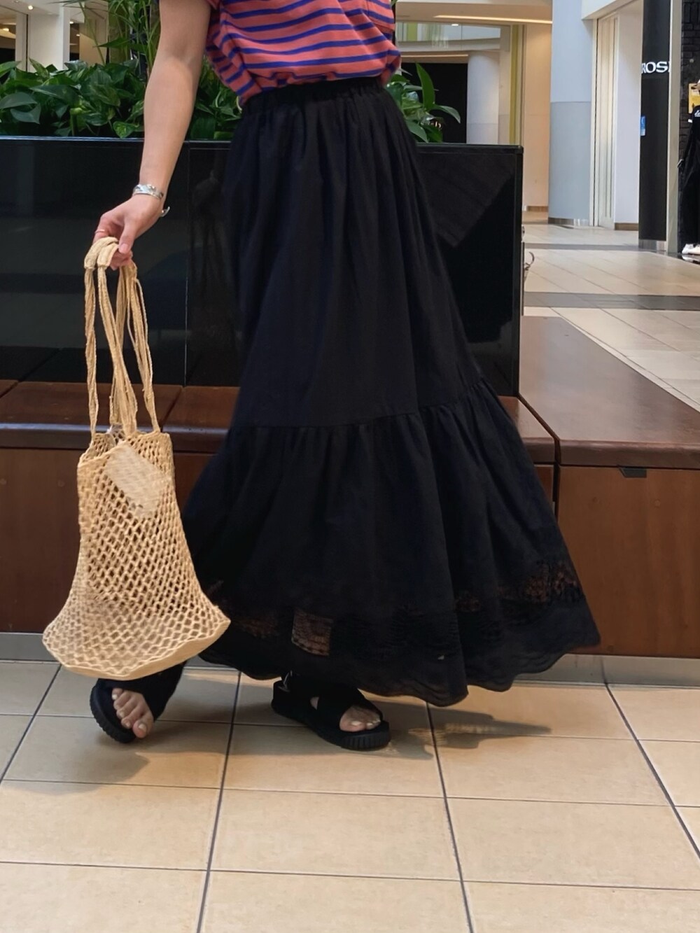 「お出かけコーデ、初夏コーデ、低身長女子、サンダル、Tシャツ、カジュアル、休日スタイル、春夏コーデ、スカート、レース、ボーダー、GEVACO、SHAKA、低身長、トップス」｜「fredy emueのスカラレースギャザースカート（スカート、ブラック系）」を使った、ishiさん（レディース・154cm）の春コーディネートの3枚目の写真