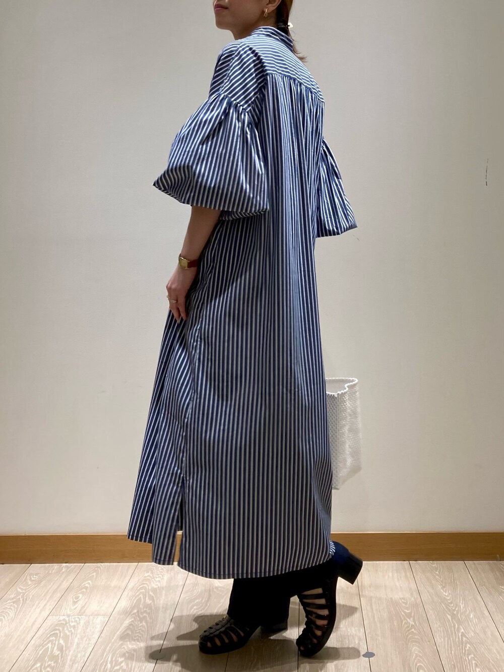 「お出かけコーデ、レイヤードスタイル、春夏コーデ、ワンピース、休日スタイル、シンプルコーデ、低身長コーデ、パンツスタイル、麻、リネン、着回しコーデ、メルカドバッグ、GEVACO、シャツワンピ、ロングワンピース」｜「GEVACOの【GEVACO/ゲバコ】タイプライターバンドカラーシャツワンピース（シャツワンピース、ブルー系）」を使った、ishiさん（レディース・154cm）の春コーディネートの6枚目の写真