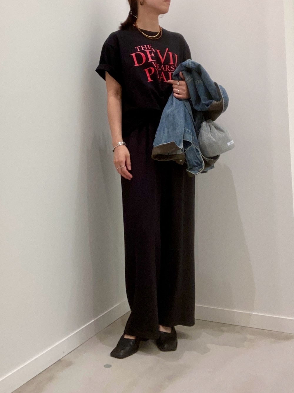 ブラック系のTシャツ/カットソー、ブルー系のデニムジャケット、ブラック系のその他パンツを着用したレディースの夏コーディネートの7枚目の写真
