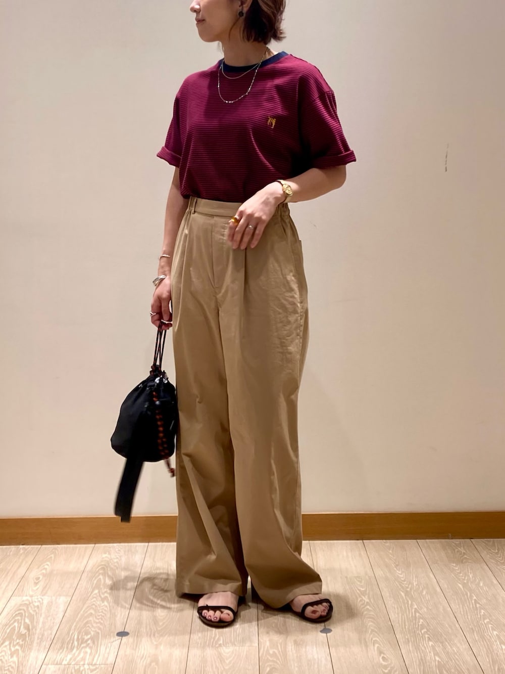 「カラーコーデ、テーマパークコーデ、シンプルコーデ、夏コーデ、お出かけコーデ、ボーダー、夏、ラクチンコーデ、ユニセックス、Tシャツ、ママコーデ、パンツスタイル、ベージュ、ベージュパンツ、MEI」｜「MEIの【MEI/メイ】イージードロストキンチャクショルダーバッグ（ショルダーバッグ、ブラック系）」を使った、ishiさん（レディース・154cm）の夏コーディネートの8枚目の写真