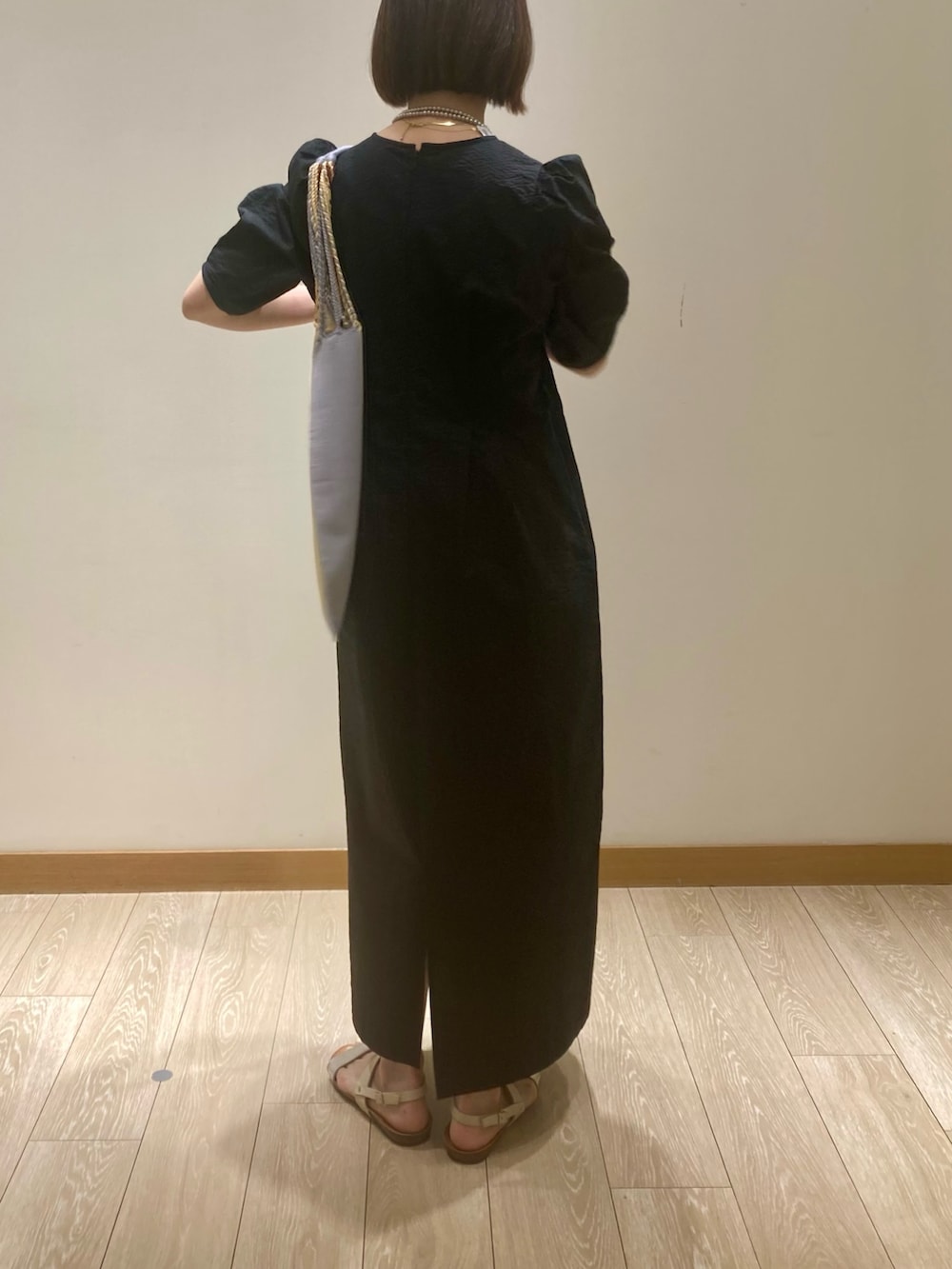 「低身長コーデ、ワンピース、ロングスカート、きれいめカジュアル、夏コーデ、着回しコーデ、夏、ラクチンコーデ、ブラック、半袖ワンピース、ハンモックバッグ、シンプルコーデ、体型カバー」｜「fredy emueのコットンリップルウエストシェイプワンピース（ワンピース、ブラック系）」を使った、ishiさん（レディース・154cm）の夏コーディネートの7枚目の写真