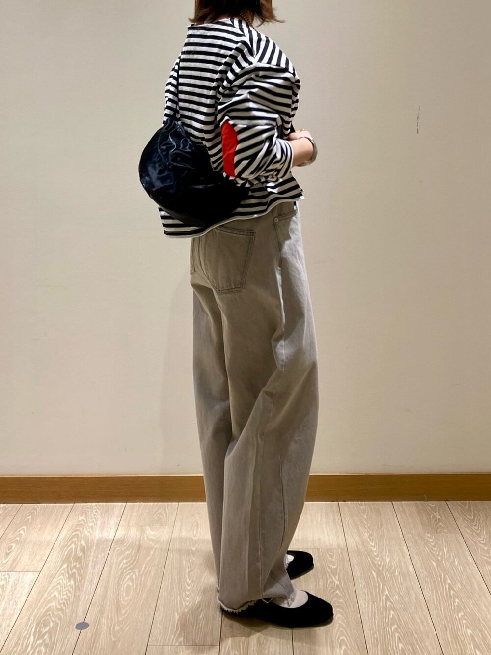 「ボーダー、休日スタイル、春服、デニム、150cm台コーデ、大人かわいい、パンツスタイル、カーブパンツ、ハート、カットソー、ショルダーバッグ、低身長、着回しコーデ、ブラック、ロングネックレス」｜「fredy emueのボーダーハートパッチプルオーバー（Tシャツ/カットソー、ブラック系）」を使った、ishiさん（レディース・154cm）の春コーディネートの4枚目の写真