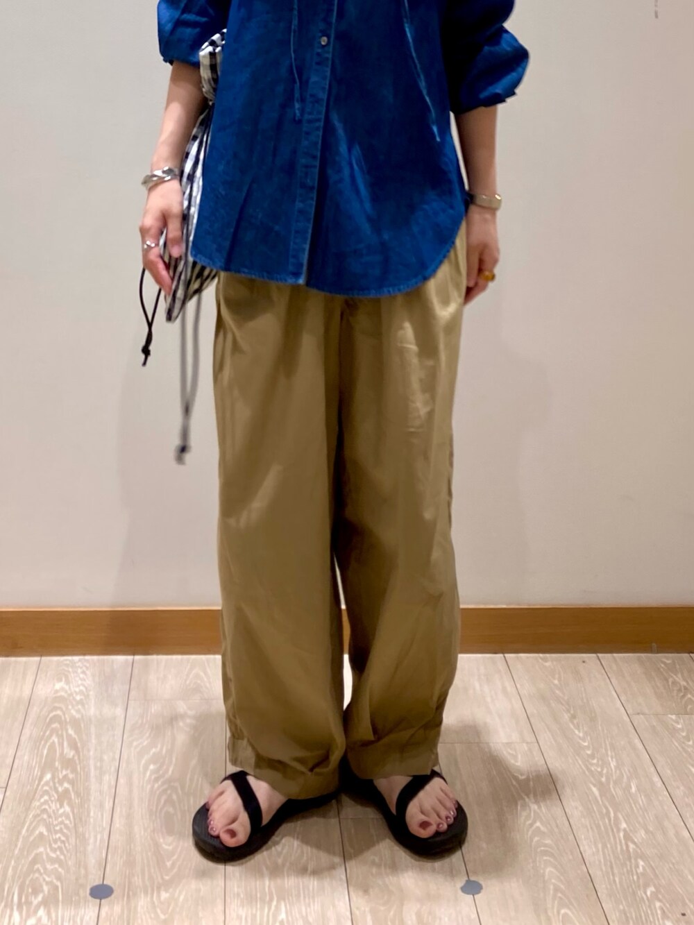 ブルー系のシャツ/ブラウス、ベージュ系のその他パンツ、ホワイト系のトートバッグを着用したレディースの夏コーディネートの9枚目の写真