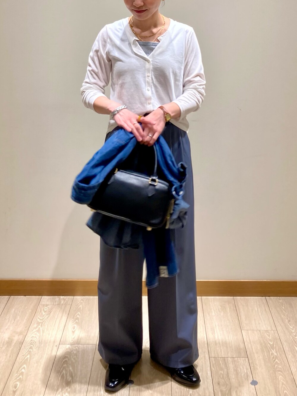 「デニムシャツ、休日スタイル、カーディガン、お出かけコーデ、シアートップス、ショルダーバッグ、大人カジュアル、ラクチンコーデ、パンツスタイル、着回しコーデ、オトナカジュアル、低身長女子、シンプル、デニム、ホワイト」｜「fredy emueのライトオンスデニムシャツ（シャツ/ブラウス、ブルー系）」を使った、ishiさん（レディース・154cm）の春コーディネートの9枚目の写真