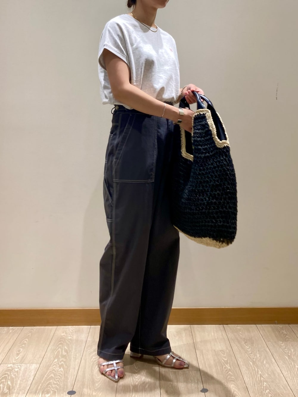 「サンダル、シンプル、休日スタイル、オトナカジュアル、着回しコーデ、スウェット、パンツスタイル、グレー、かごバッグ、夏コーデ、ラクチンコーデ、フレディアンドグロスター、刺繍、ペインターパンツ」｜「fredy emueのコットンラチネペインターパンツ（その他パンツ、グレー系）」を使った、ishiさん（レディース・154cm）の夏コーディネートの3枚目の写真